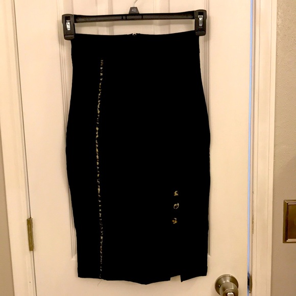 Black pencil skirt with Leopard print pin stripe and buttons. - Picture 6 of 14